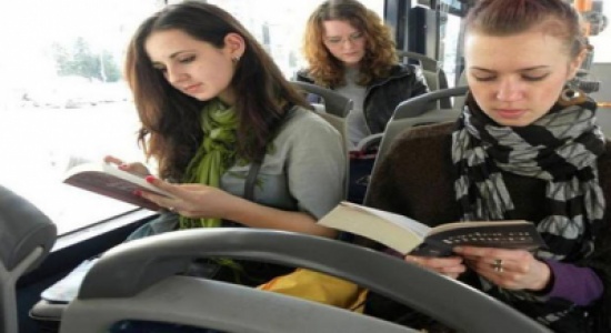 رومانيا: مواصلات مجانية لمن يقرأ كتابا على متن حافلة رومانيا: مواصلات مجانية لمن يقرأ كتابا على متن حافلة