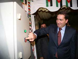 الرفاعي يدشن مشروع انارة طريق اربد جرش عمان  