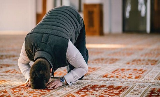 تواصل الاستعدادات لتجهيز المساجد لاستقبال المصلين الجمعة تواصل الاستعدادات لتجهيز المساجد لاستقبال المصلين الجمعة