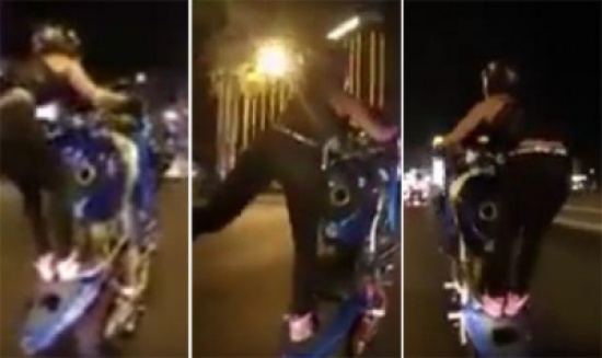 شاهد.. فتاة تستعرض مهاراتها العالية في قيادة الدراجة النارية