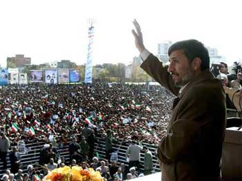 أحمدي نجاد: سنزلزل عروش روسيا التي خضعت للشيطان وباعت بلادنا