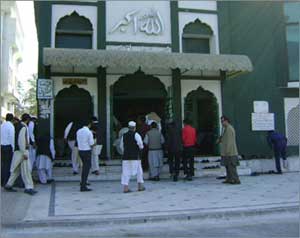 مقتل العشرات بانفجار مسجد باكستان