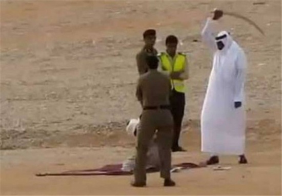 قبل قطع رأسه بثواني .. هذا ما حدث خلال تنفيذ حُكم الإعدام بحقّ قاتل في السعودية
