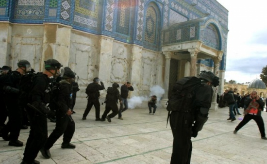 اصابات في اقتحام " الاقصى " .. والخطيب : ابلغنا السفير الأردني اصابات في اقتحام " الاقصى " .. والخطيب : ابلغنا السفير الأردني