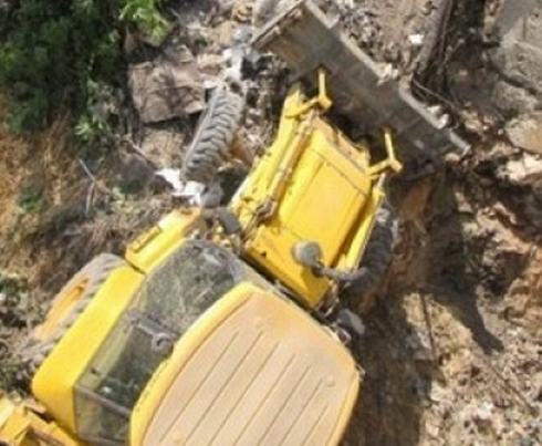 جرش : انقلاب جرافة وإصابة 3 أشخاص