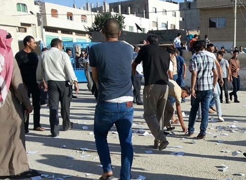 اشتباكات بين الدرك واهالي " طلبة توجيهي " في الرمثا .. والصقور يهدد بالاستقالة اشتباكات بين الدرك واهالي " طلبة توجيهي " في الرمثا .. والصقور يهدد بالاستقالة