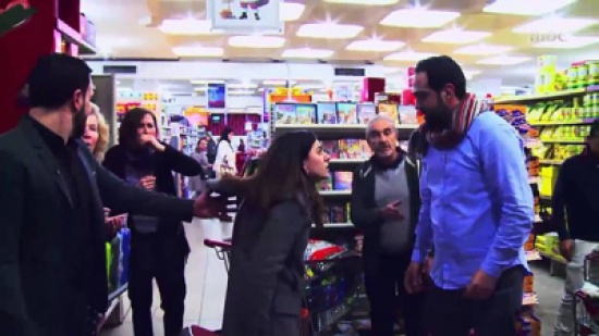 شاهد.. فتاة لبنانية تنتقم بشراسة من زوج يعنف زوجته