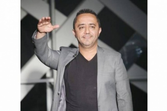 صورة فاضحة للفنان السوري علي الديك مع صبية سوداء؟!