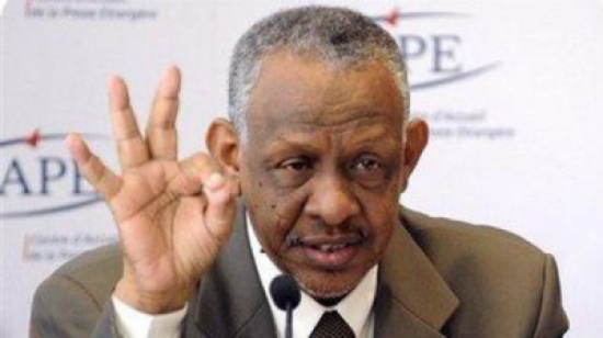 شاب يعتدي على نائب الرئيس السوداني بالحذاء شاب يعتدي على نائب الرئيس السوداني بالحذاء