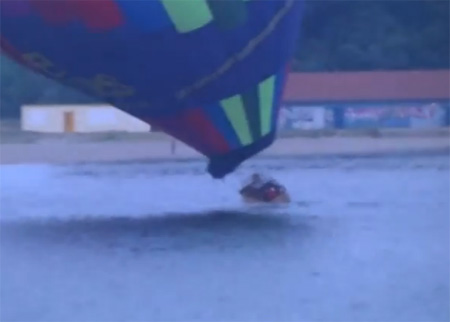 منطاد يسقط وهو محمل بالركاب بالنهر ويغلق الطريق