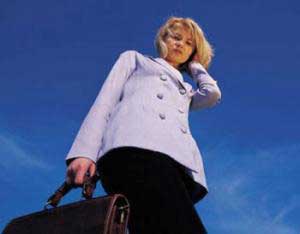 عمل المرأة.. دخل إضافي يقابله علاقات مبعثرة!