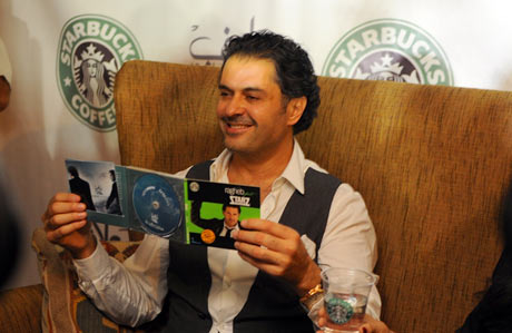 راغب علامة متهم بدعم اسرائيل بسبب "ستاربكس"