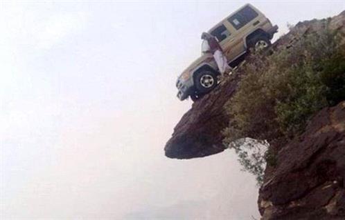 كيف فعلها؟؟.. سعودي يثير دهشة العالم بـ "صورة" لسيارته فوق منحدر على ارتفاع شاهق