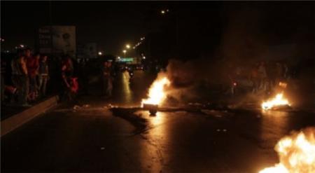 بالفيديو : الراشدية : اغلاق الطريق الصحراوي بالاطارات المشتعلة .. واطلاق كثيف للنار بالفيديو : الراشدية : اغلاق الطريق الصحراوي بالاطارات المشتعلة .. واطلاق كثيف للنار