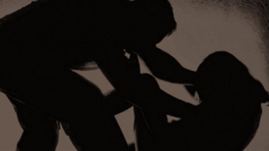 استدرجها إلى شقته ليغتصبها...