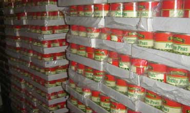 لحوم معلبة لوزارة التنمية لتوزيعها على المحتاجين