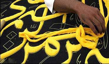 الكعبة المشرفة تتزين للحجيج .." شاهدوا الصور "