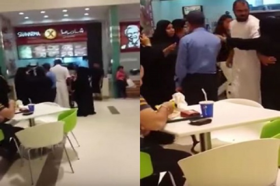 شاهد.. مشاجرة بالأحذية