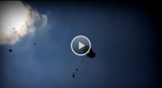 بالفيديو .. نتيجة خطأ .. السماء تمطر سيارات عسكرية اميركية!!