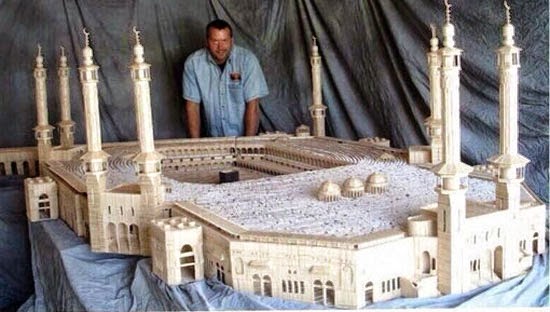 الأمريكي ستان مونرو يبني مجسماً في غاية الدقة والروعة للمسجد الحرام بواسطة أعواد الأسنان. الأمريكي ستان مونرو يبني مجسماً في غاية الدقة والروعة للمسجد الحرام بواسطة أعواد الأسنان.