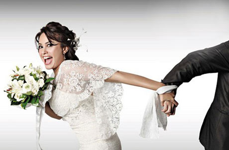 هند صبري في شوارع القاهرة وسعيدة بفوز مسلسلها بمهرجان "جوردن اوورد" 