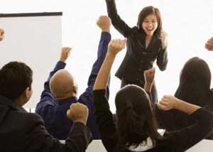 دراسة: وجود النساء يحسن أداء العمل