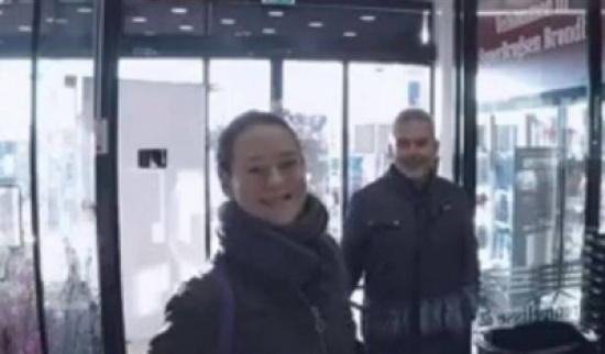 بالفيديو.. أبواب لا تفتح إلا عند الابتسامة لها