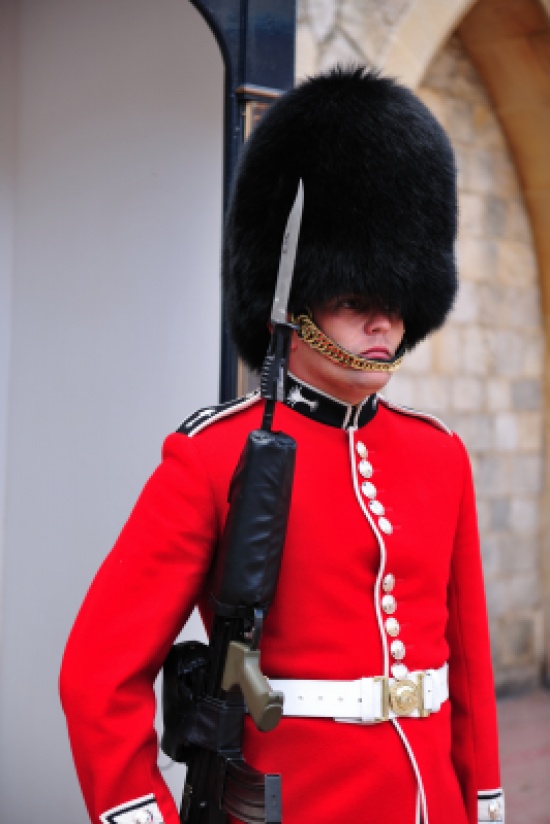 شاهد: سائح يندم لسخريته من حرس ملكة بريطانيا