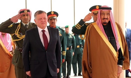 بالفيديو : ٤ طائرات حربية ترافق طائرة الملك سلمان عند وصوله الى الاردن