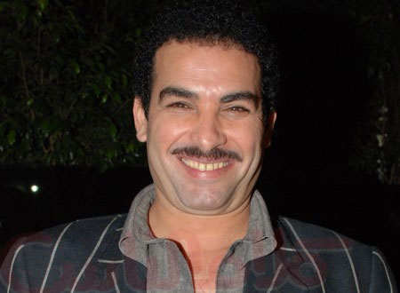 ملابس مذيع التليفزيون تثير سخرية في لقائه مع أحمد عبدالعزيز - صورة ملابس مذيع التليفزيون تثير سخرية في لقائه مع أحمد عبدالعزيز - صورة