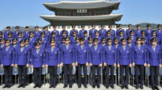 شرطة سياحية في كوريا الجنوبية بملابس "غانغام ستايل"