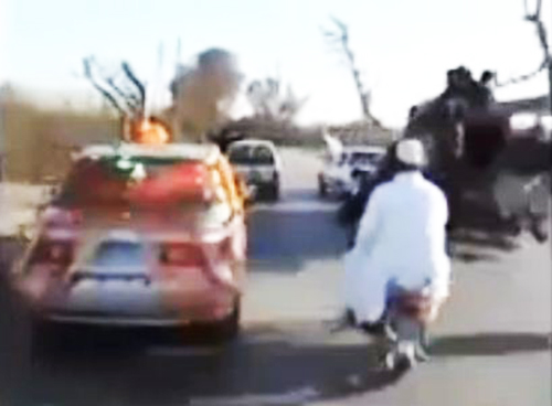 شاهد.. موكب سيارات عروسين ينتهي بحادثة مفاجئة