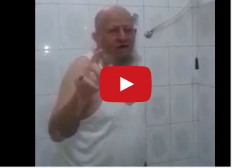 مسن يشارك بـ "تحدي الثلج" ويتحدى أبناءه وأحفاده‬