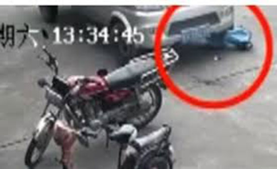 لحظة دهس شاحنة طفلا أمام أعين والدته (فيديو) لحظة دهس شاحنة طفلا أمام أعين والدته (فيديو)