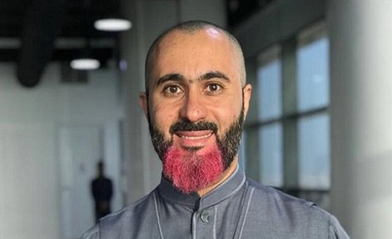 بالفيديو.. عربي يحلق رأسه ويصبغ لحيته بالوردي لزوجته بالفيديو.. عربي يحلق رأسه ويصبغ لحيته بالوردي لزوجته