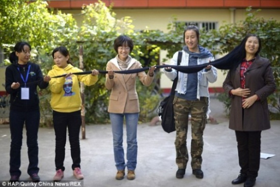 امرأه صينية .. طول شعرها ٣ امتار – تغسله لمده ساعتين !!