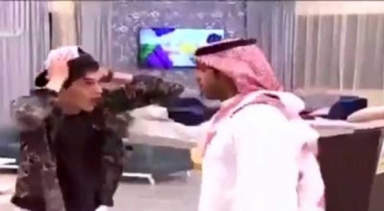 انهيار شاب سعودي بعد اخباره بوفاة والده على الهواء… فيديو انهيار شاب سعودي بعد اخباره بوفاة والده على الهواء… فيديو