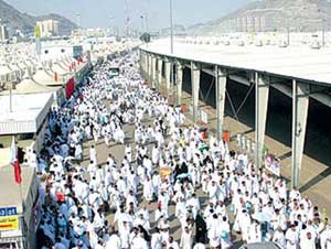 "قطار المشاعر" يجتاز أول اختبار له بنجاح في "تفويج" آلاف الحجاج إلى عرفات