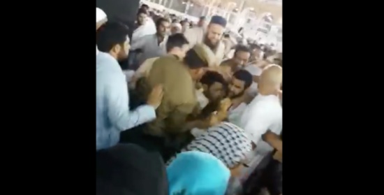 محاولة إحراق الكعبة .. صيحة معتمر أسهمت في ضبط الجاني " فيديو" محاولة إحراق الكعبة .. صيحة معتمر أسهمت في ضبط الجاني " فيديو"