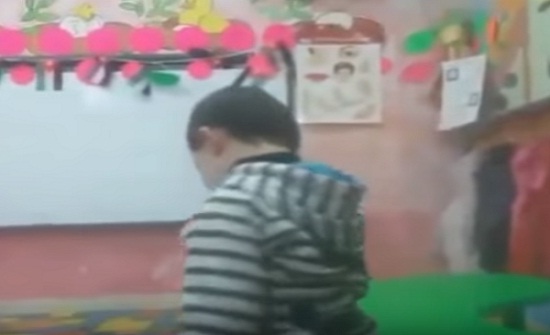 الرزاز يعلق على فيديو لمعلمة روضة تهدد وتوبخ طفلاً في صف البستان