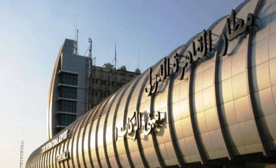 هذا ما فعلته امرأة في حالة سكر شديدة في مطار القاهرة! هذا ما فعلته امرأة في حالة سكر شديدة في مطار القاهرة!