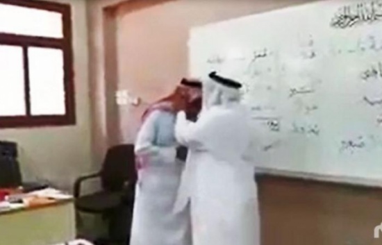 بالفيديو .. مدير يقبل رأس معلم بعد إجادة طلاب الصف الاول في القراءة والكتابة