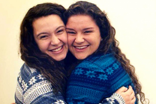 صديقتان امريكيتان تكتشفان بالصدفة إنهما أختان