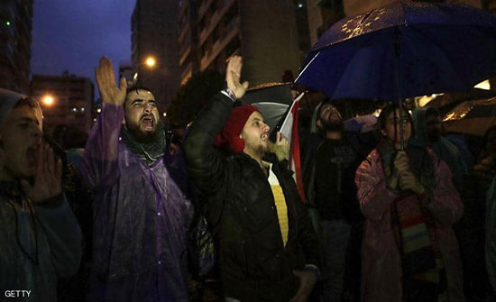 تحت المطر.. الغضب اللبناني لا يزال مشتعلا ضد حكومة دياب