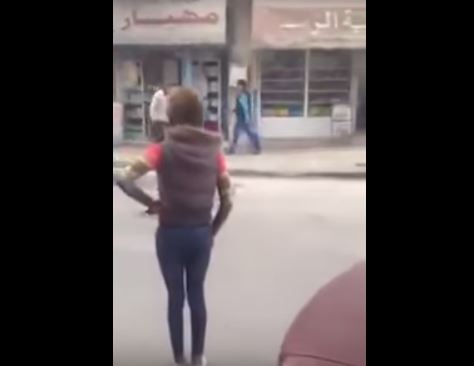 بالفيديو : شاب "مثلي" في أحد شوارع الزرقاء