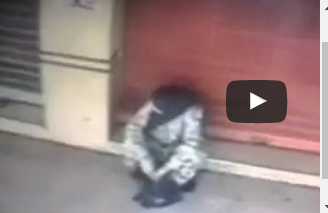 بالفيديو.. ساحرة تسكب عملا على عتبة محل لإيذاء فتاة