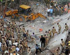 عشرات القتلى بانهيار بناية بالهند
