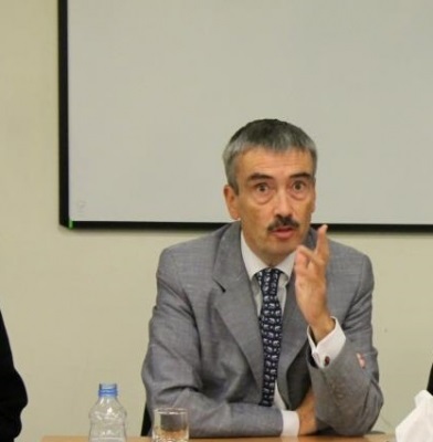 السفير البريطاني يبحث مشكلة النفايات في عمان