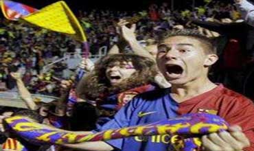 فتاة من مشجعي برشلونة تجبر صديقها المولع بريال مدريد على طلب الزواج منها 