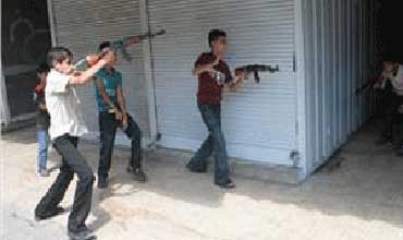 أبناء الشهداء يتقمصون المقاتلين في معركة حقيقية